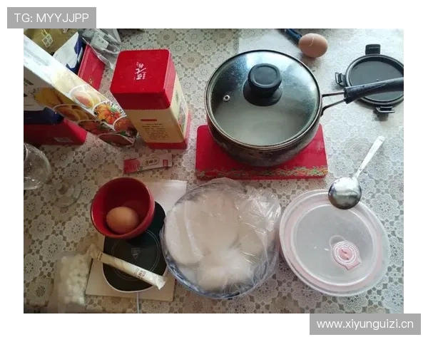 周冠宇的冰箱里只有蛋白粉和冰块，连瓶可乐都找不到