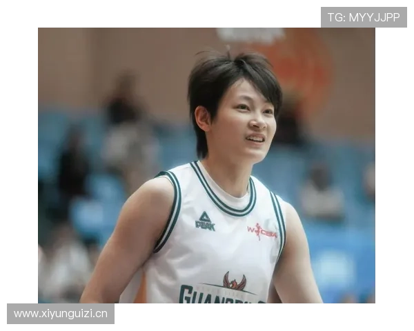 杨力维训练间隙居然在豪车里喝奶茶，这画风我咋看着像巨星后台呢？