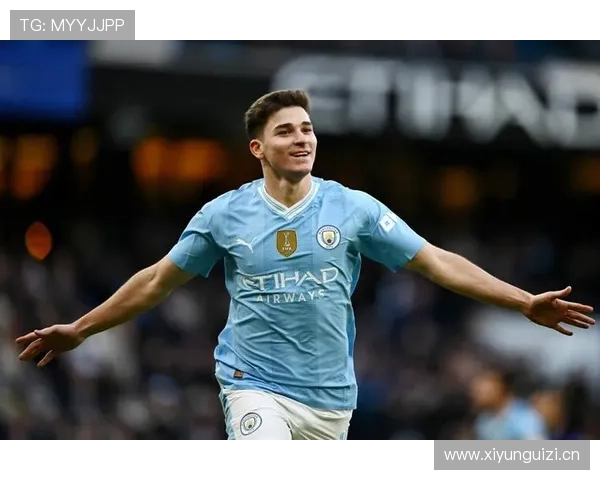 阿尔瓦雷斯训练完直接去接娃，背的包比我的房租还贵